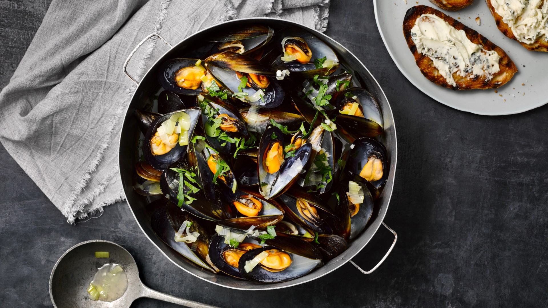 Black mussels in cider with croutons&nbsp;recipe